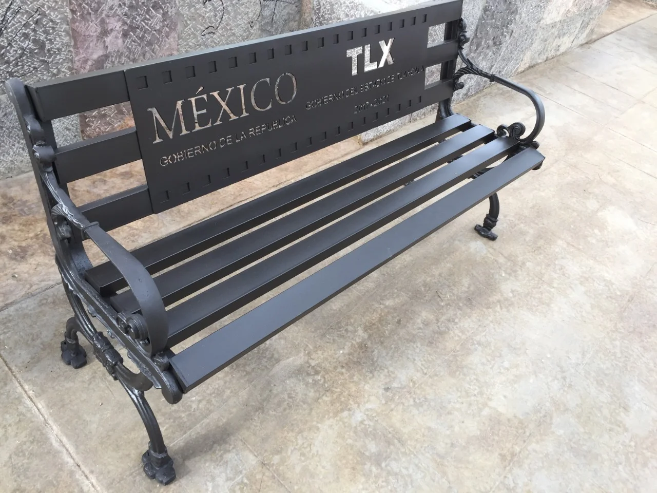 BANCA-APIZAQUITO-colores-madera-plasti-grabado-asiento-playa-plazas-comerciales-imagen-difalur-dialu