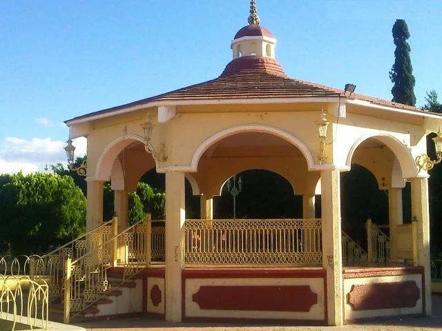 BANCA-APIZAQUITO-colores-madera-plasti-grabado-asiento-playa-plazas-comerciales-imagen-difalur-dialu