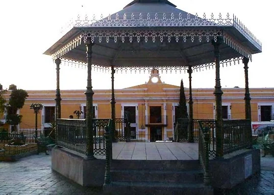 BANCA-APIZAQUITO-colores-madera-plasti-grabado-asiento-playa-plazas-comerciales-imagen-difalur-dialu