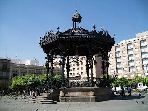 BANCA-APIZAQUITO-colores-madera-plasti-grabado-asiento-playa-plazas-comerciales-imagen-difalur-dialu